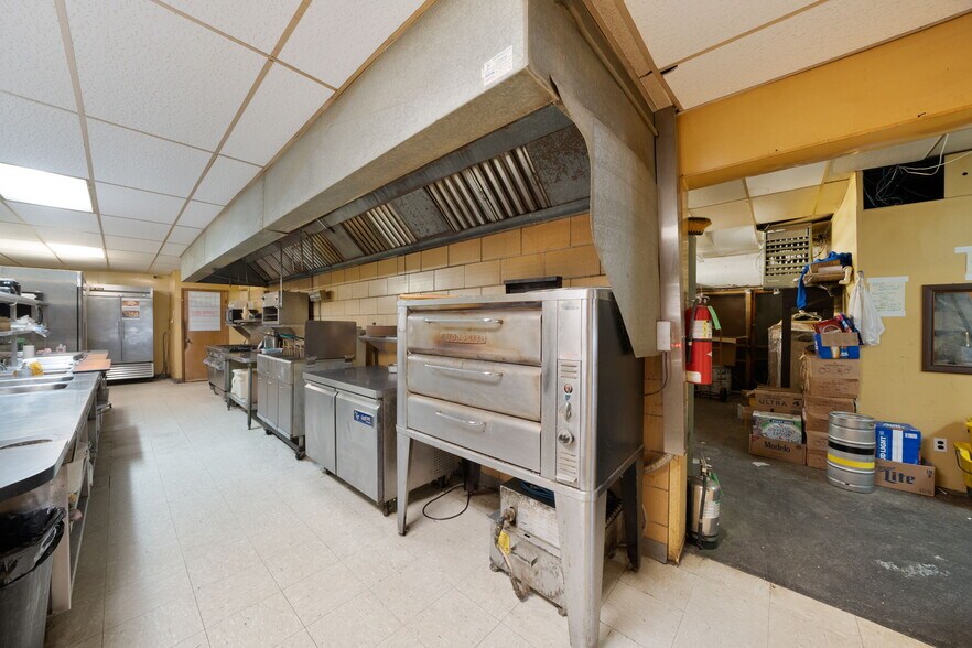 More Photos Of 18089 W State St, Vandalia General Retail For Sale