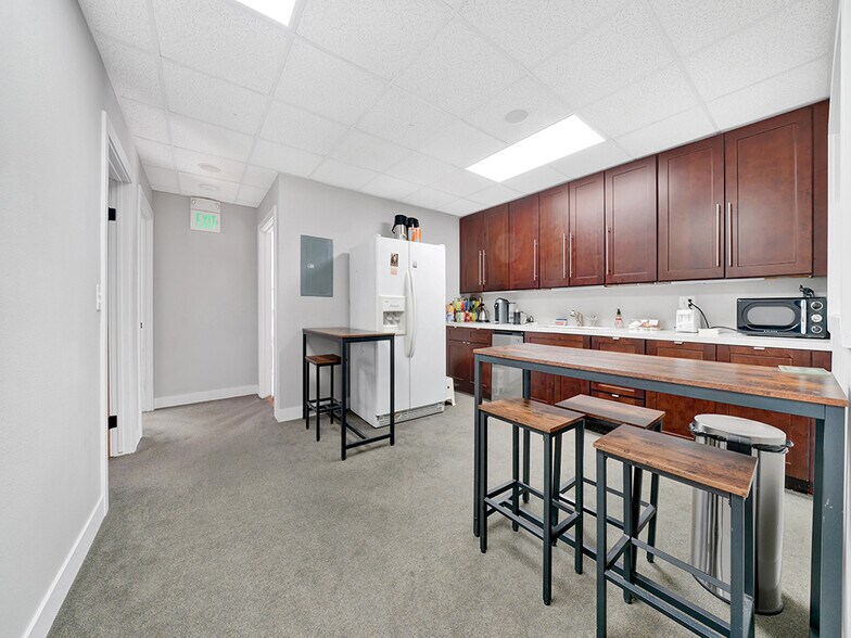 More Photos Of 2900 Bristol St, Costa Mesa Office For Sale