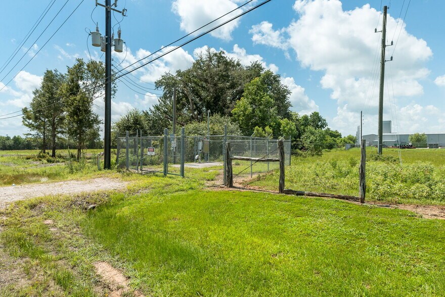 More Photos Of 42243 Old Hempstead Highway, Waller Land For Sale
