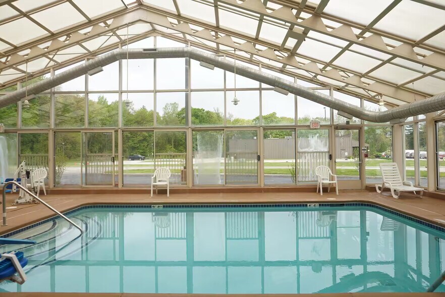 More Photos Of 6460 Dixie Hwy, Bridgeport Hotel For Sale