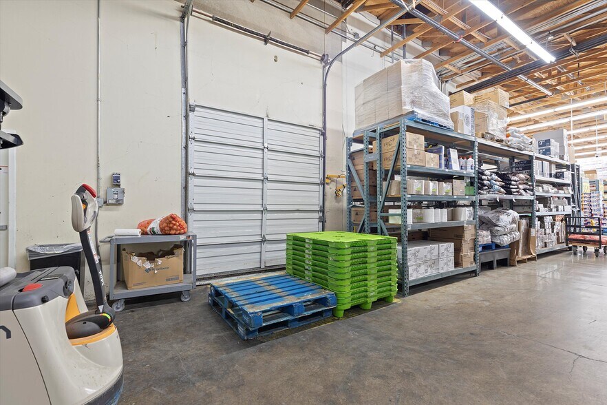 More Photos Of 156 NE 7th St, Newport Supermarket For Sale