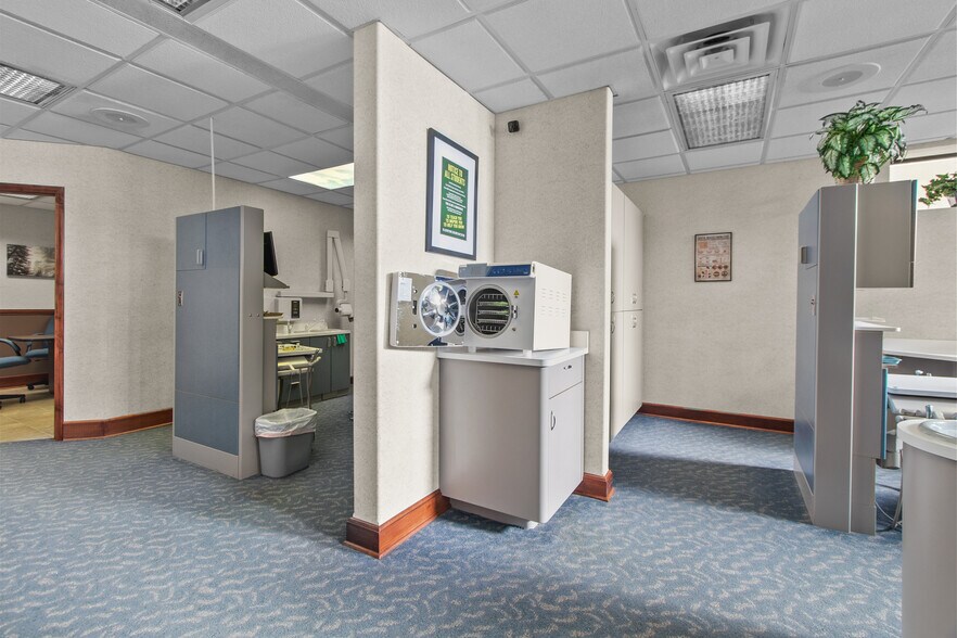 More Photos Of 2600 N Richmond St, Appleton Medical For Sale