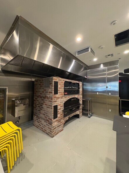 More Photos Of 11016-11020 Magnolia Blvd, North Hollywood General Retail For Lease