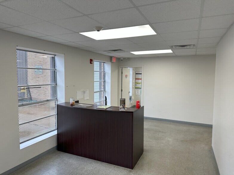 More Photos Of 10609 N Dual Dr, Baton Rouge Storefront For Lease
