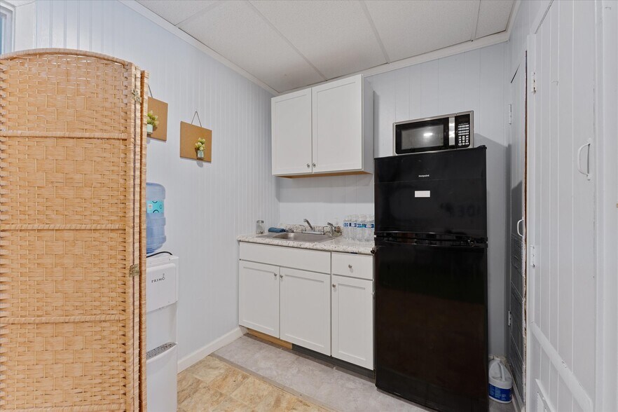 More Photos Of 313 E Main St, Humble Showroom For Sale