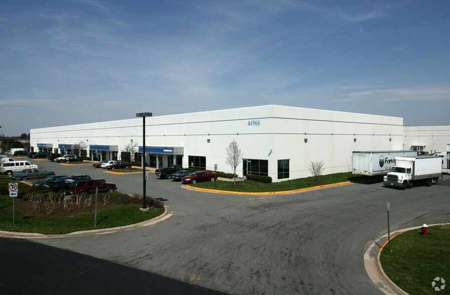 More Photos Of 44966 Falcon Pl, Sterling Warehouse For Lease