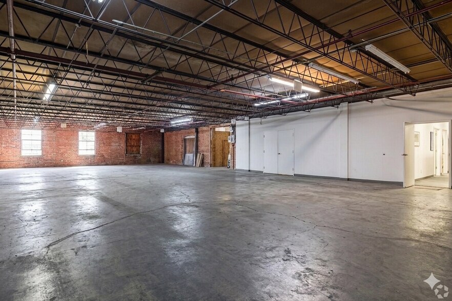 More Photos Of 222 King St S, Calhoun Warehouse For Sale