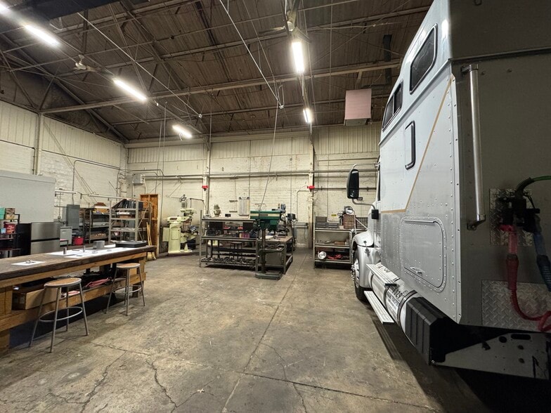 More Photos Of 810 Taylor St, Elyria Manufacturing For Lease