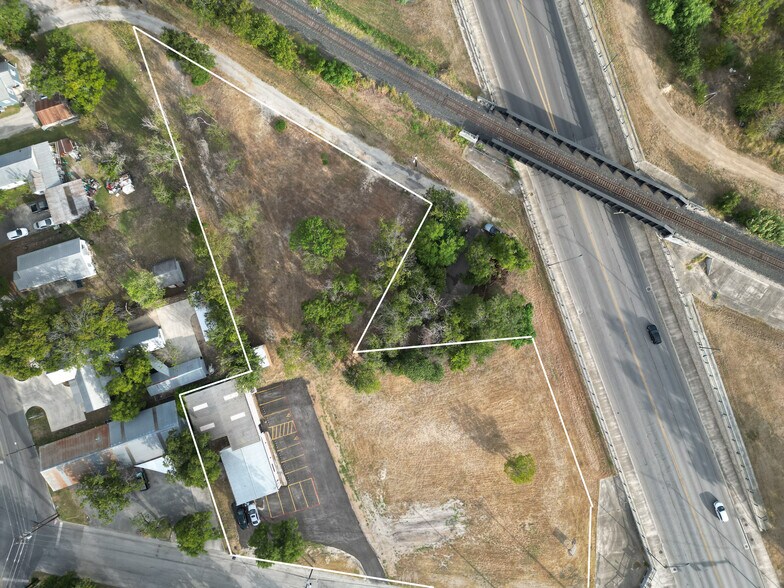 More Photos Of 136 W Nacogdoches St, New Braunfels Service For Sale