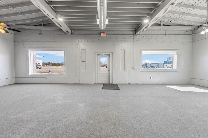 More Photos Of 2301 N Main St, Paris Freestanding For Sale