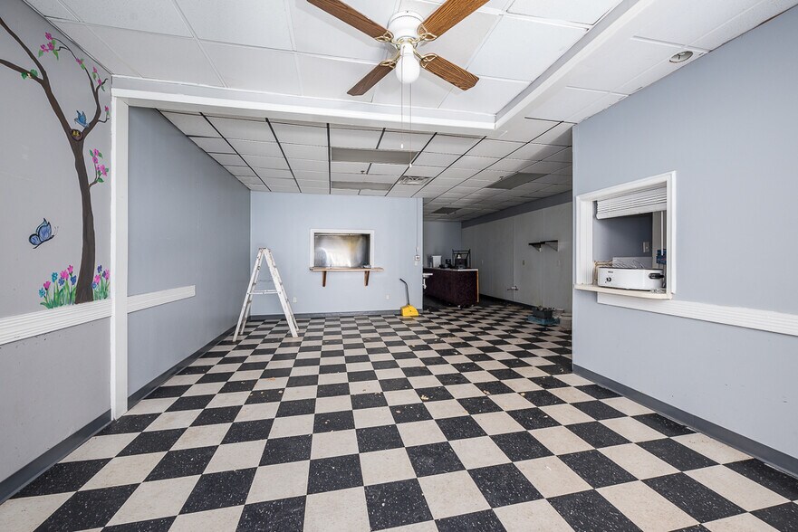 More Photos Of 133 Oak St, Bonner Springs Freestanding For Sale