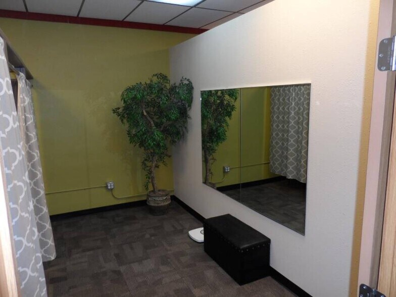 More Photos Of 112 NW 2nd Ave, Mandan Storefront Retail Residential For Lease