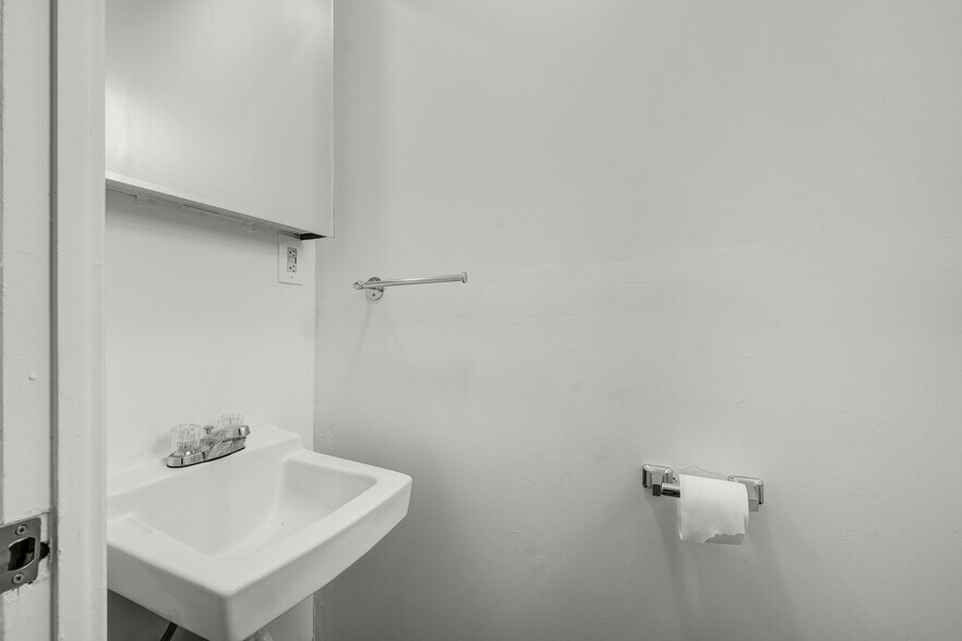 More Photos Of 321-335 Maple St, Perth Amboy Storefront Retail Residential For Lease