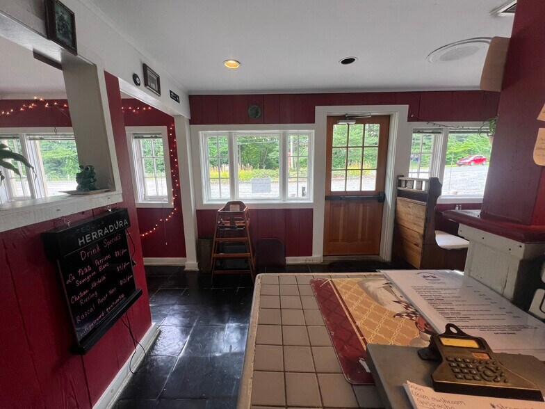 More Photos Of 1143 Main St S, Woodbury Restaurant For Sale