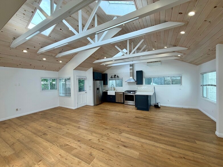 More Photos Of 798 Main St, Venice Storefront Retail Office For Lease