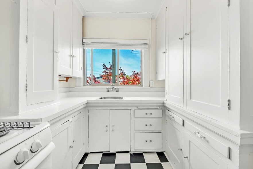 More Photos Of 2455 NW Quimby St, Portland Apartments For Sale