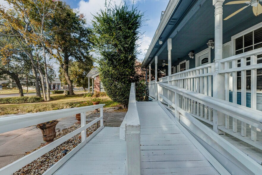 More Photos Of 1324 Avenue D, Katy Medical For Sale