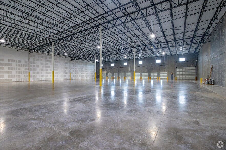 More Photos Of 14520 Global Pky, Fort Myers Warehouse For Lease