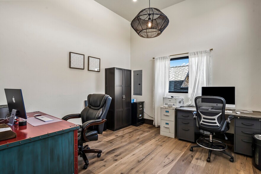 More Photos Of 19885 7th St, Bend Flex For Sale