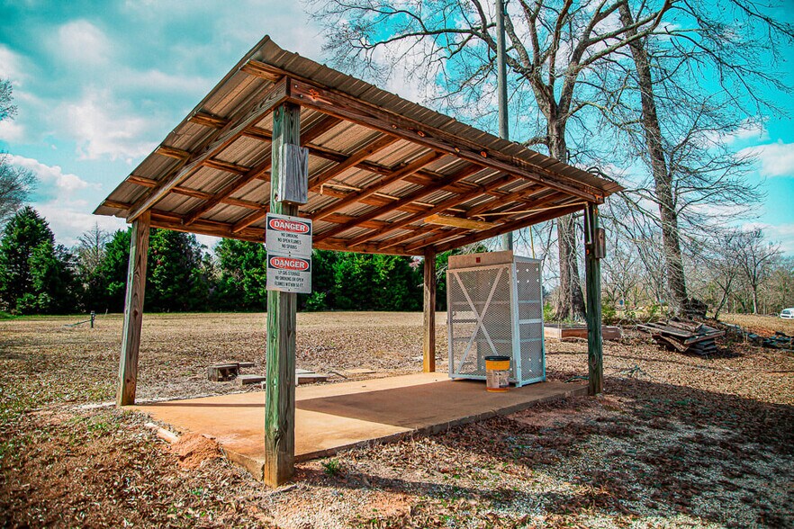 More Photos Of 2777 Hwy 83, Evergreen Service Station For Sale