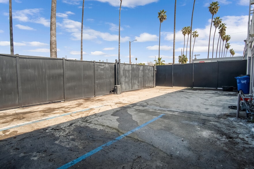 More Photos Of 14768 Calvert St, Van Nuys Warehouse For Sale