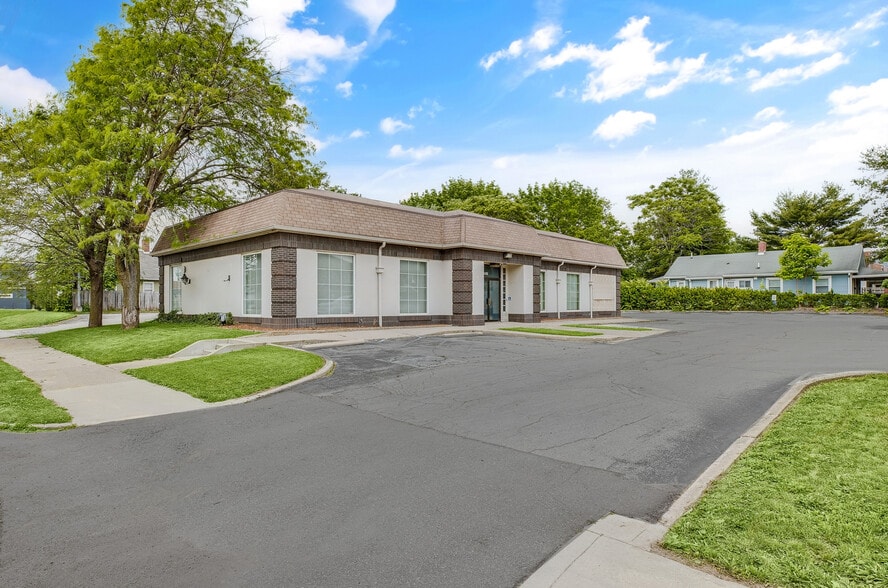 More Photos Of 2359 S Shelby St, Indianapolis Bank For Lease