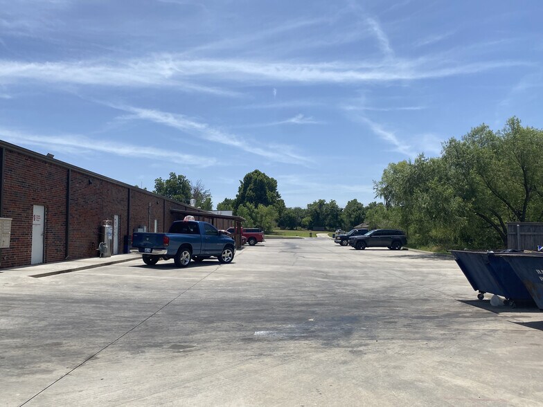 More Photos Of 501 S Harrah Rd, Harrah Storefront For Lease