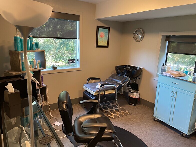 More Photos Of 17750 SW Lower Boones Ferry Rd, Lake Oswego Freestanding For Sale