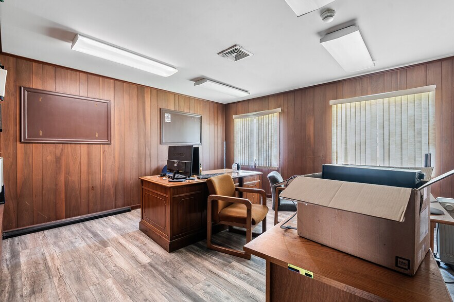 More Photos Of 555 Country Club Rd, Dallas Warehouse For Sale