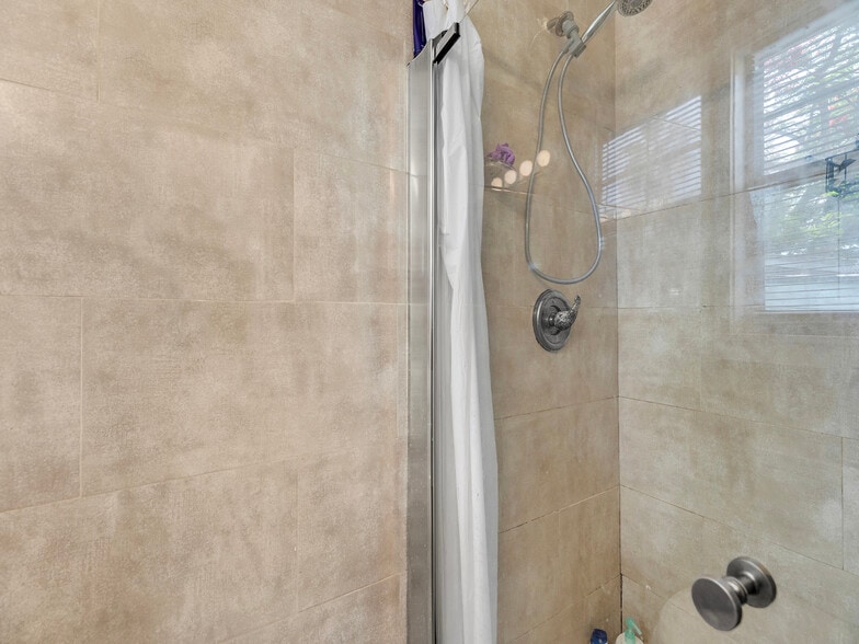 More Photos Of 1110 White St, Key West Restaurant For Sale