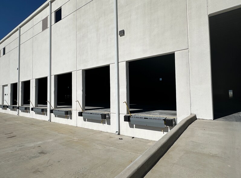More Photos Of 4001 Quivira dr, Laredo Warehouse For Lease