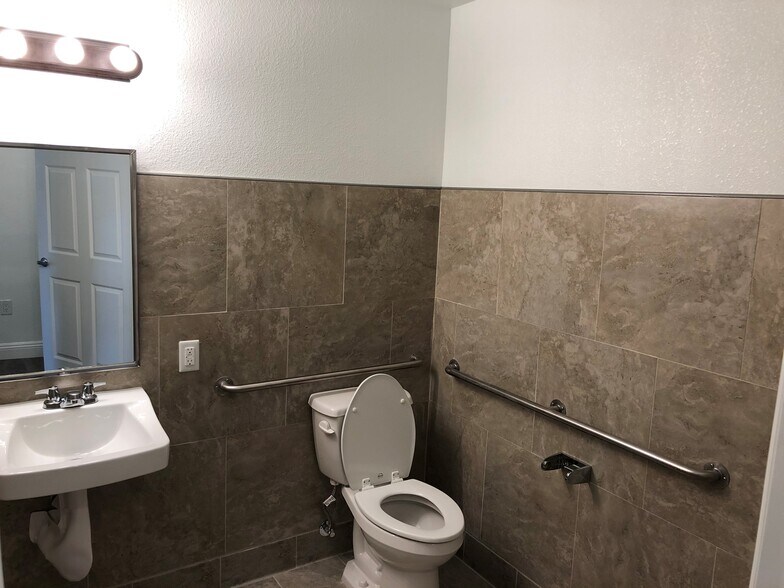 More Photos Of 415-419 E Cross Ave, Tulare Office For Lease