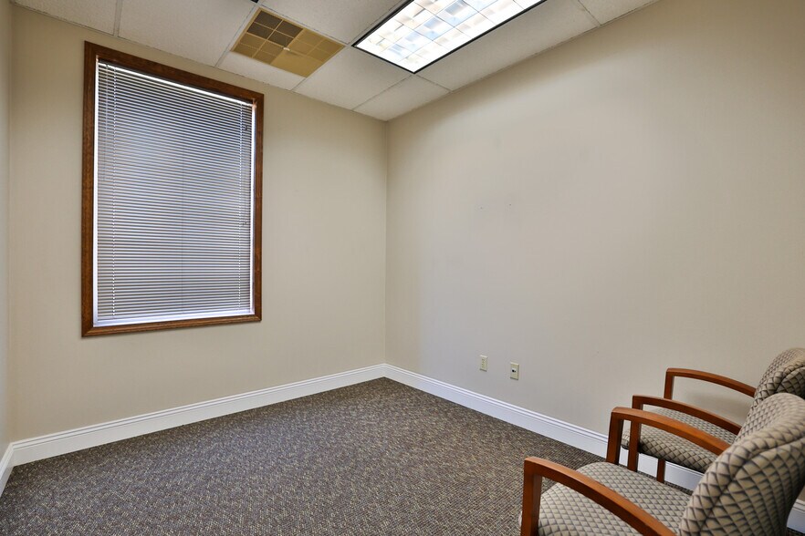 More Photos Of 3 Club Centre Ct, Edwardsville Office For Lease