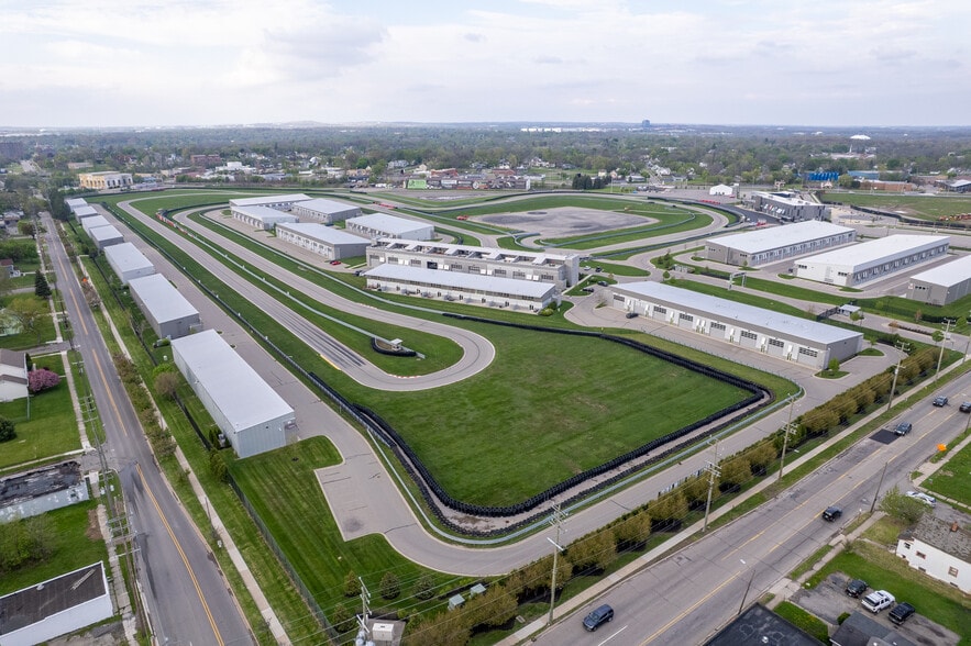 More Photos Of 154 W Speed Way, Pontiac Parking Garage For Sale