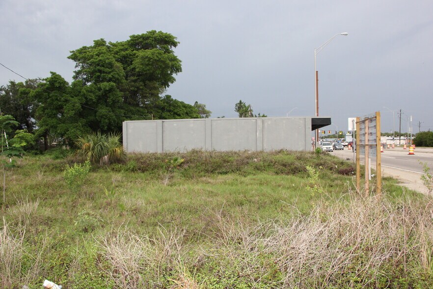 More Photos Of , North Fort Myers General Retail For Sale