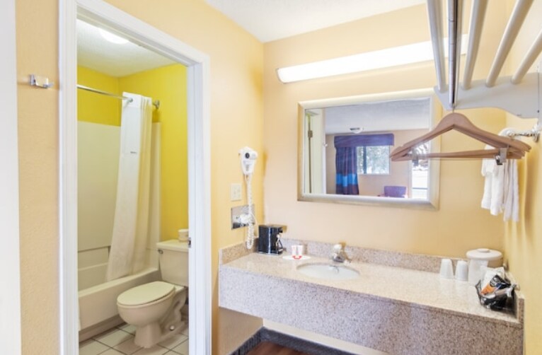 More Photos Of 1951 Broad Ave, Findlay Hotel For Sale