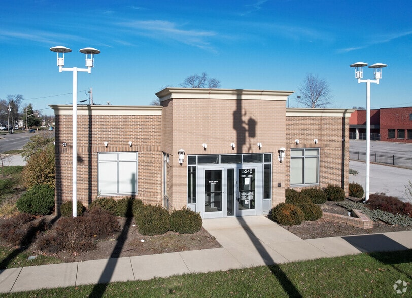 More Photos Of 5242 Rockville Rd, Indianapolis Bank For Lease