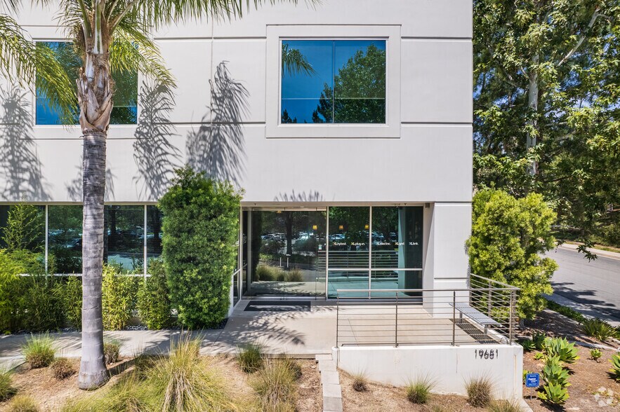 More Photos Of 19641 Da Vinci, Foothill Ranch Warehouse For Lease