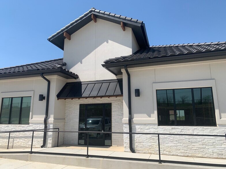 More Photos Of 9413 N Beach St, Keller Medical For Lease