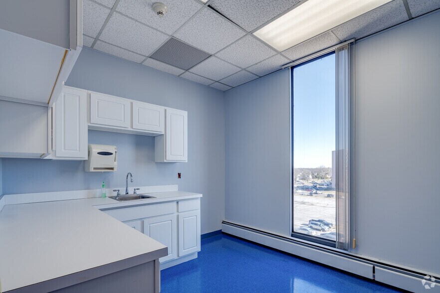 More Photos Of 25900 Greenfield Rd, Oak Park Office For Lease