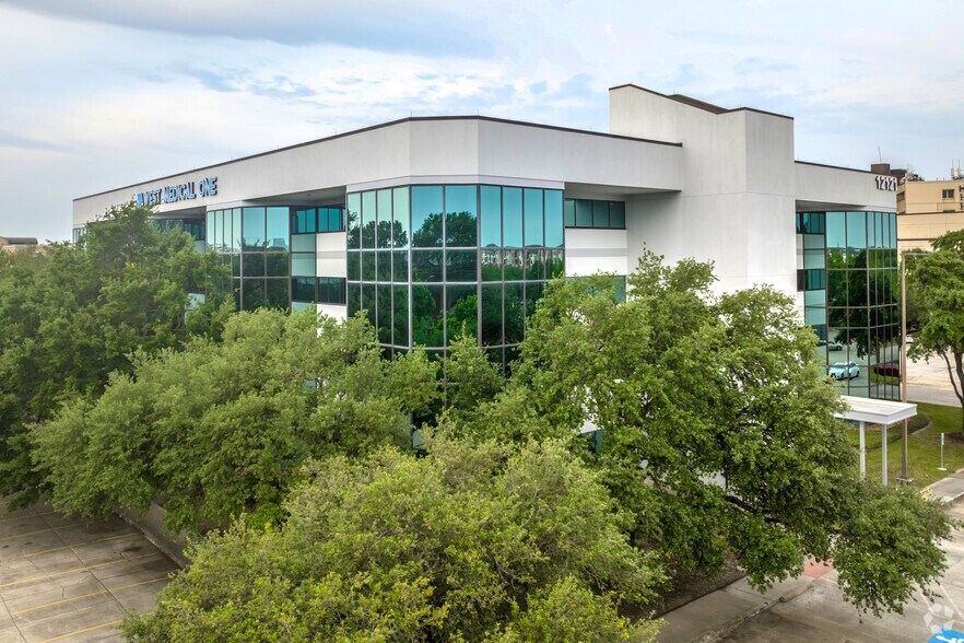 More Photos Of 12121 Richmond Ave, Houston Medical For Lease