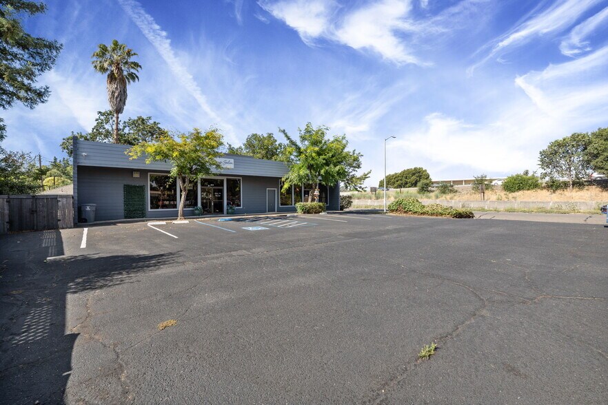 More Photos Of 2112 Armory Dr, Santa Rosa Freestanding For Sale