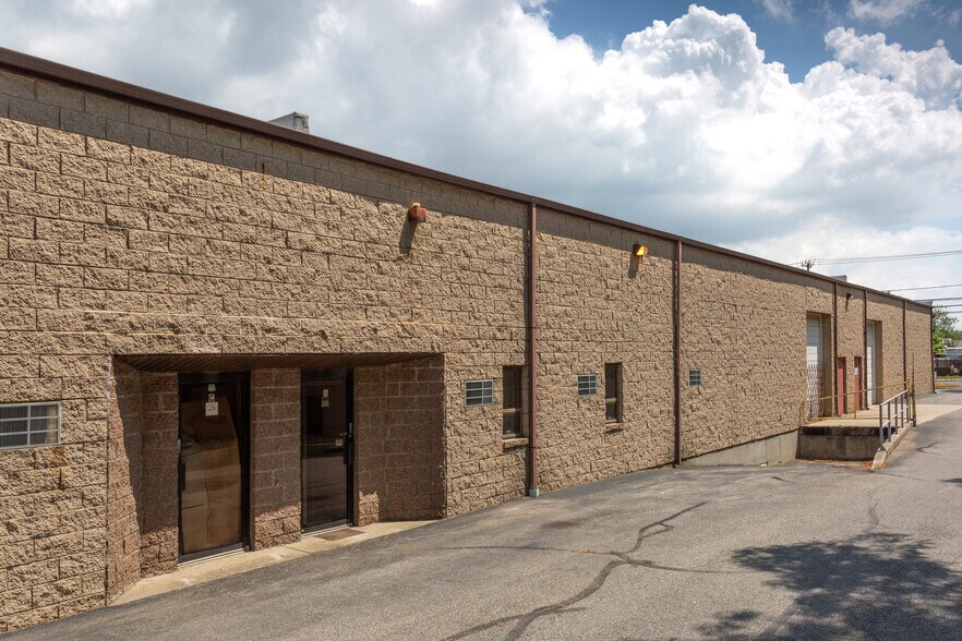 More Photos Of 2130 Pond Rd, Ronkonkoma Warehouse For Lease