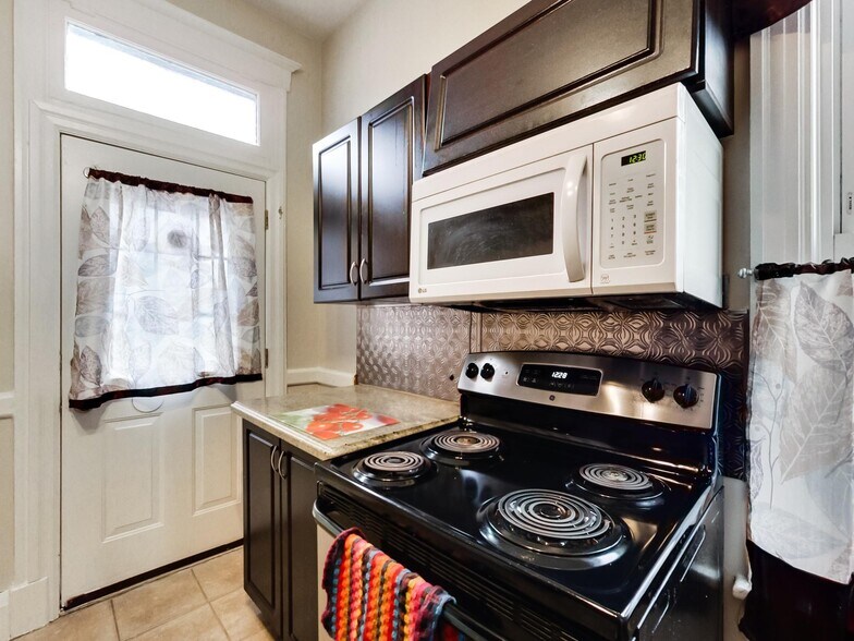 More Photos Of 443 Wentworth St N, Hamilton Storefront Retail Residential For Sale