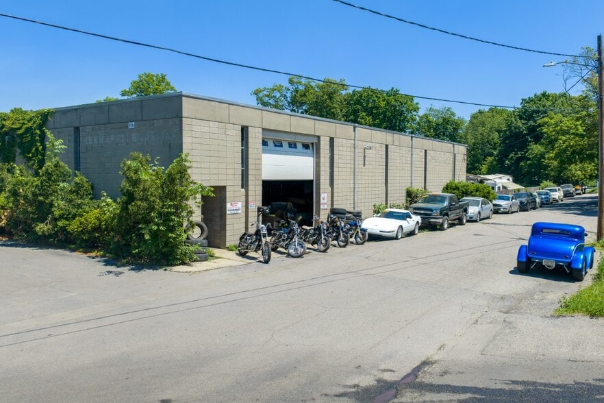 More Photos Of 919 Main St, Clinton Warehouse For Sale