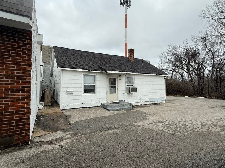 More Photos Of 3911 N Oak Tfwy, Kansas City Office For Sale