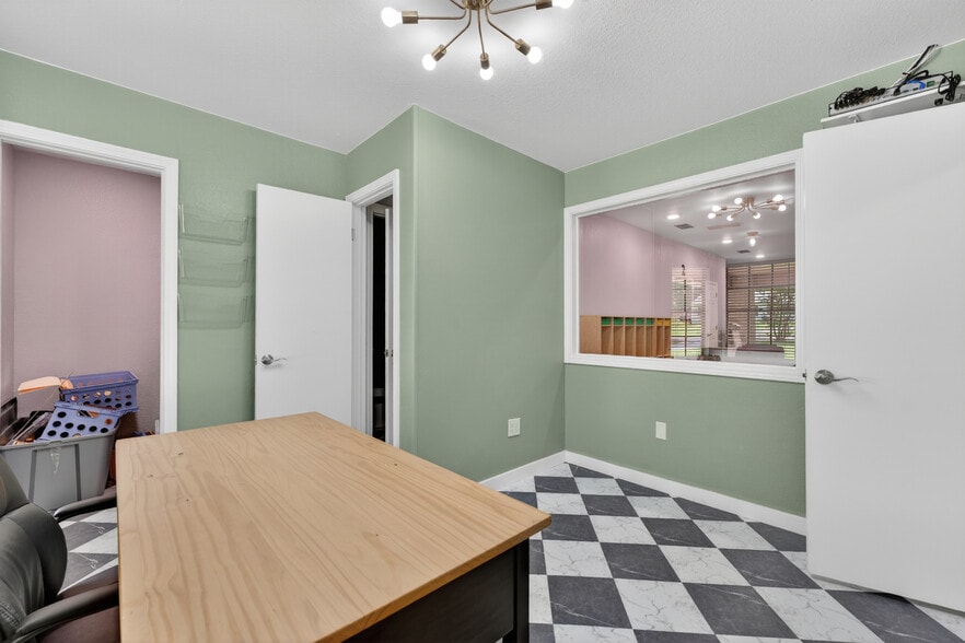 More Photos Of 109 Jasper Dr, Marshall Office For Sale