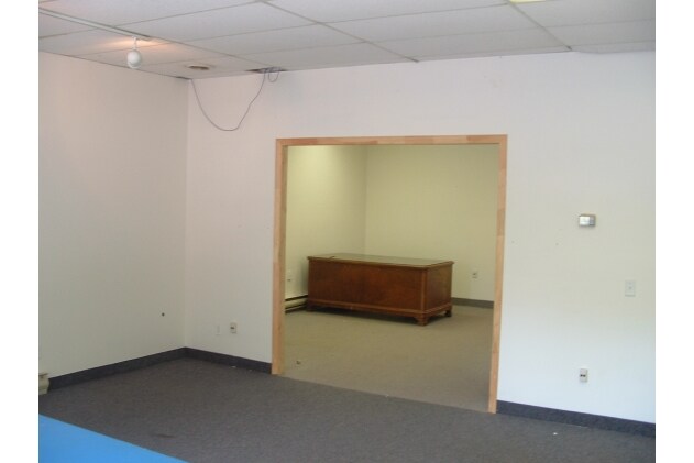More Photos Of 109 Ottawa St, Kitchener Showroom For Lease