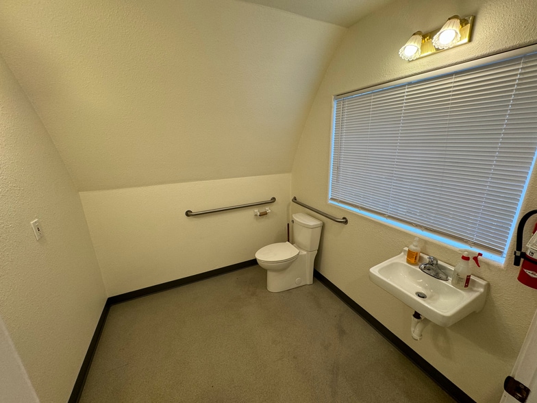 More Photos Of 314 S Cloverdale Blvd, Cloverdale Office For Lease