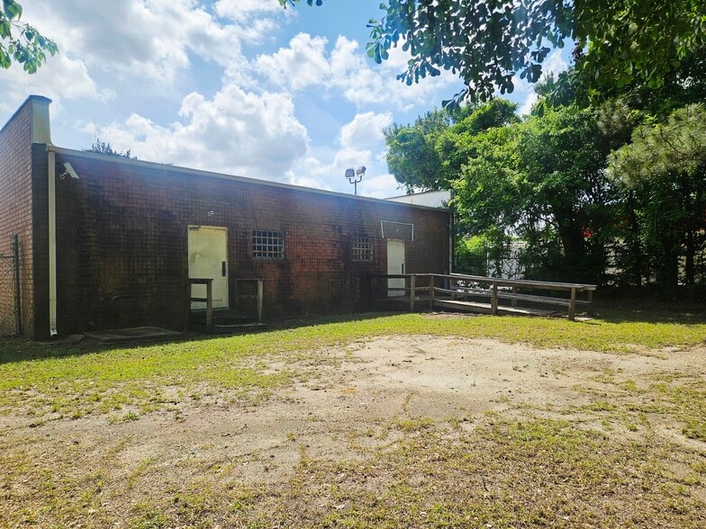More Photos Of 952 Bragg Blvd, Fayetteville Flex For Sale